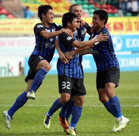 CLB chơi ấn tượng nhất lượt đi chính là Hoàng Anh Gia Lai. Đội bóng phố Núi đã có liên tiếp chuối 5 trận bất bại và kết thúc lượt đi với vị trí trong top ba đội dẫn đầu.